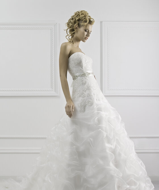 L 301 Abito da sposa rosato in organza bugnata 